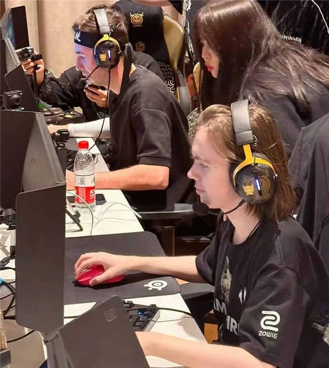 Light：可以说自己什么都没有拥有过，所以决赛里什么都不怕