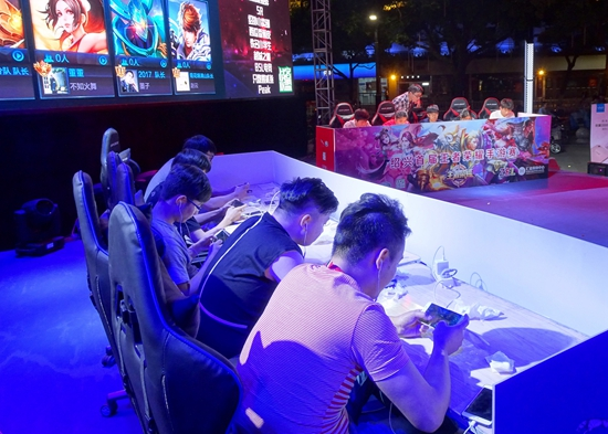 据相关人士透露，LCK和10家俱乐部战队经过持续讨论后，一致决定在LCK引进工资帽制度