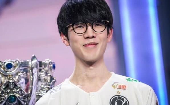 Jiejie当选第八周周MVP 分均伤害、承伤第一 Xiaoxu当选最佳新秀