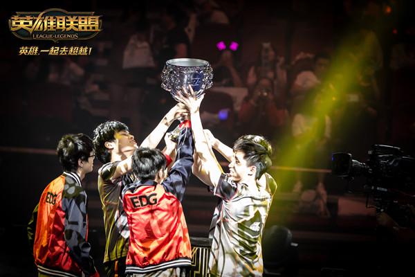 B8 将面对 Legacy ，而 NRG 将面对 Fnatic ，争夺 StarLadder Budapest Major 第二阶段的名额